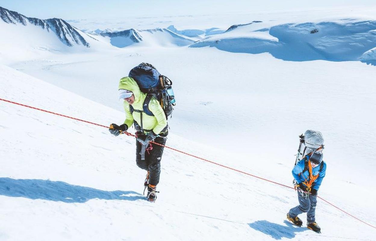 Seguindo as regras de segurana, a ultramaratonista correu conectada por uma corda ao guia de montanha e corredor Sam Hennessey
