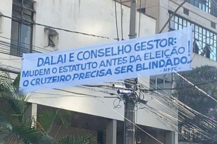 Grupo de torcedores do Cruzeiro estende faixas por BH cobrando mudan