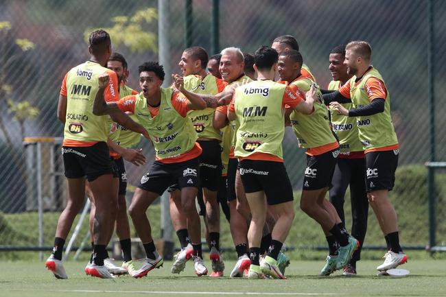 Com seriedade, mas tambm descontrao, o Atltico treinou sob sol forte na manh desta sexta-feira (21), na Cidade do Galo, em Vespasiano. Este foi o quinto dia de pr-temporada para o clube mineiro em 2022, sob o comando do tcnico argentino Antonio 'El Turco' Mohamed. Novas baixas, o volante Allan e o atacante Keno testaram positivo para COVID-19 e no participaram das atividades (ambos cumprem perodo de sete dias de isolamento social).