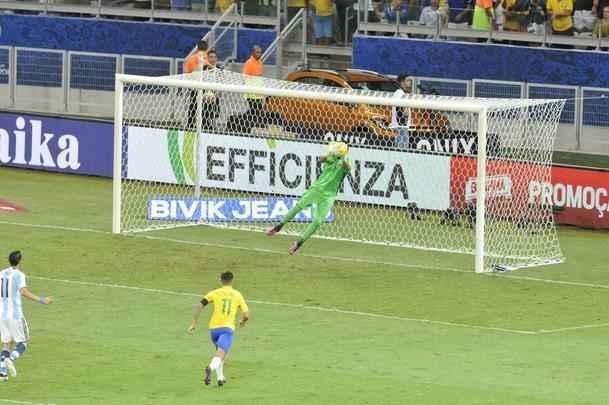 Paulinho marcou o terceiro do Brasil sobre a Argentina no Mineiro