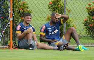 Com gols de Rafael Sobis, Ramn bila e Alex, Cruzeiro venceu Arax neste domingo por 2 a 0, em jogo-treino realizado na Toca da Raposa II (fotos: Marcos Vieira/EM D.A Press)