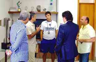 18/06/2008 - O técnico de futebol do Inter de Milão, José Mourinho, acompanhado do técnico do Cruzeiro, Adilson Batista em visita a Toca da Raposa II, em Belo Horizonte. Diretor de futebol Eduardo Maluf acompanha o encontro
