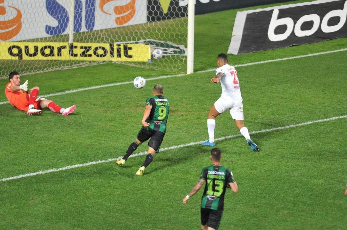 Gabriel Novaes ampliou para o Bragantino no segundo tempo e fechou o placar: 2 a 0 sobre o Amrica no Independncia