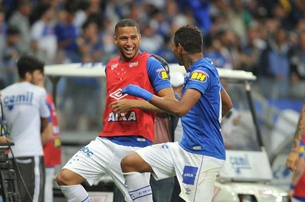 Raniel empatou para o Cruzeiro aos 15 do segundo tempo, com toque de cobertura: 1 a 1