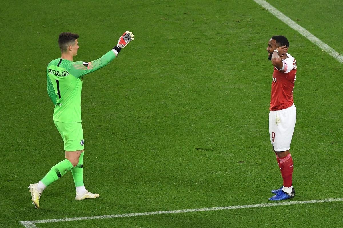 Com direito a um show de Hazard no segundo tempo, quando o craque belga marcou dois gols e ainda deu assistncia para Pedro balanar as redes, o Chelsea goleou o Arsenal por 4 a 1, nesta quarta-feira, no estdio Olmpico de Baku, no Azerbaijo, e conquistou o seu segundo ttulo da Liga Europa