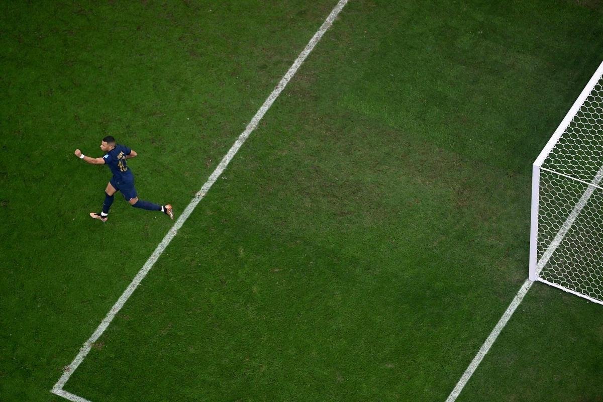 Mbapp faz o primeiro gol da Frana na final contra a Argentina e reduz vantagem do rival para 2 a 1. O francs cobrou pnalti cometido por Otamendi