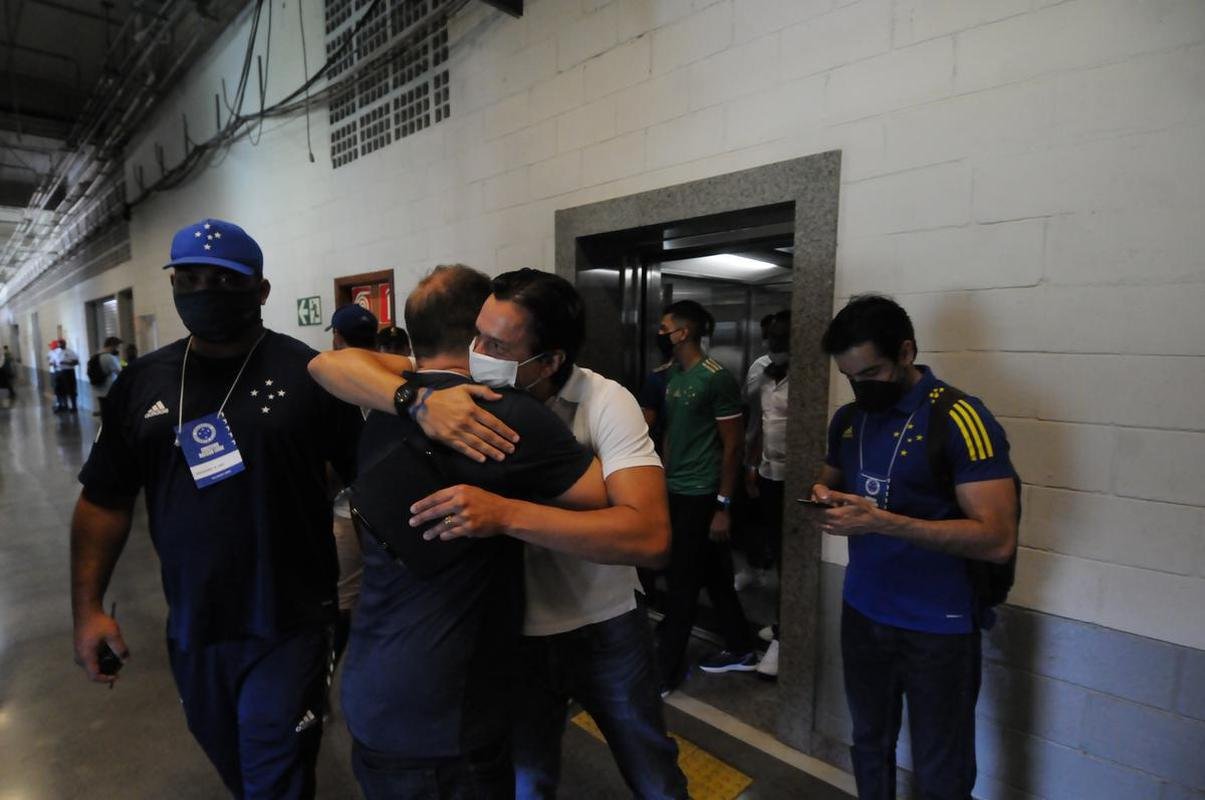 Ronaldo prestigiou vitria do Cruzeiro sobre a URT, por 3 a 0, no Independncia, e foi ovacionado pela torcida celeste