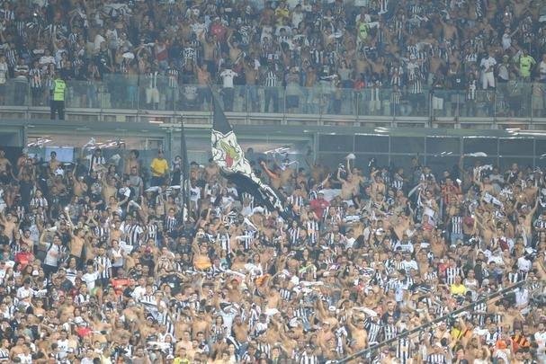 Marquinhos abriu o placar para o Atltico em chute cruzado: 1 a 0