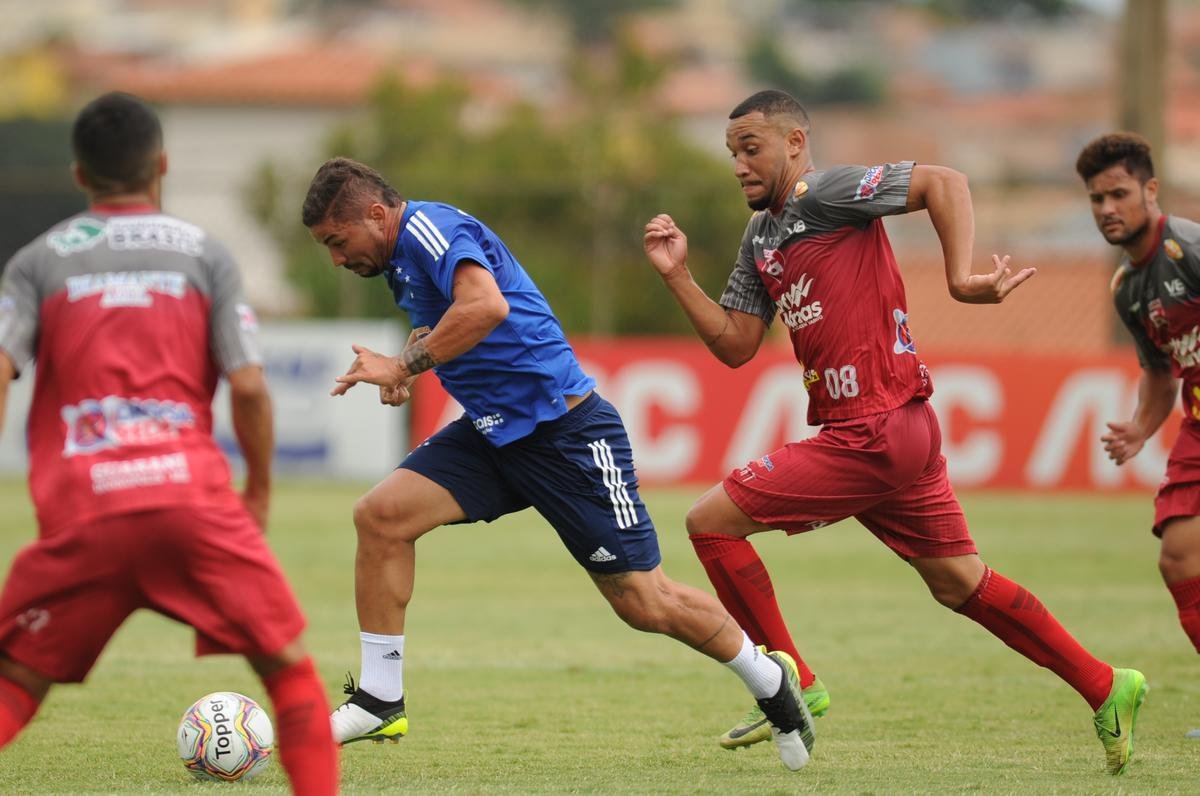 Com gol de Judivan e sob olhares dos membros do Ncleo Dirigente Transitrio, Raposa bateu o Bugre por 1 a 0