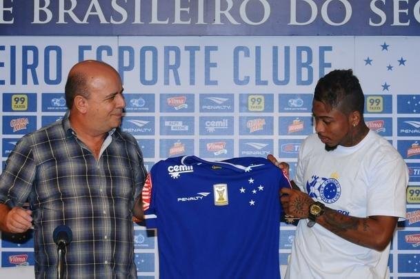 Marinho (2015) - contratado por R$ 1,2 milhão, valor pago ao Ceará por 50% de seus direitos econômicos, o meia-atacante estreou balançando a rede pelo Cruzeiro, na vitória por 2 a 0 sobre o Athletico-PR, pela 11ª rodada do Campeonato Brasileiro de 2015. No jogo diante do Avaí, pela 14ª rodada, Marinho protagonizou linda jogada ao arrancar com a bola desde o meio-campo e chegar até a grande área após driblar cinco adversários. Caprichosamente, o chute do camisa 37 passou ao lado direito da meta. Com a demissão de Vanderlei Luxemburgo e a contratação de Mano Menezes, o jogador perdeu espaço na Toca da Raposa II.