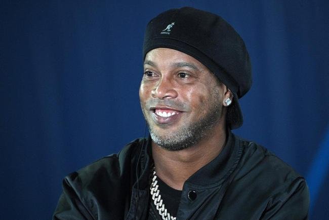 Ronaldinho Gacho foi recebido com festa pela torcida do PSG no Parc des Princes