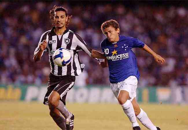 Leandro Guerreiro est muito perto de trocar o preto e branco pelo azul do Cruzeiro