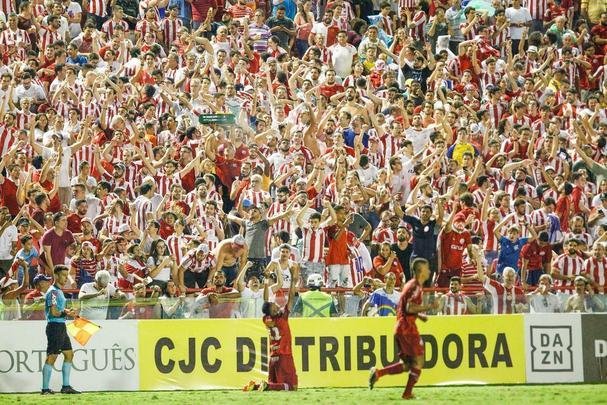 Autor de um dos três gols do Náutico diante do Santa Cruz, na última rodada da competição, o volante Jhonnatan comemora com a torcida
