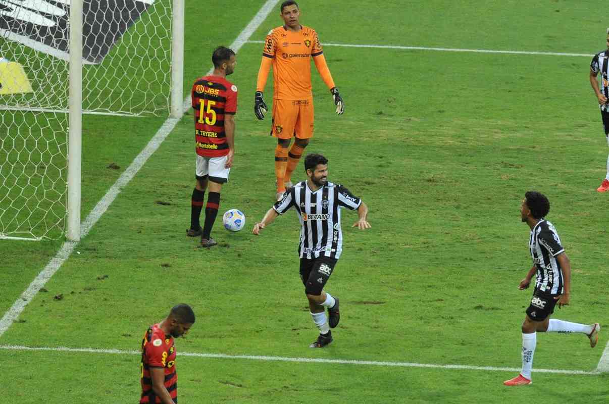 Fotos do gol de Diego Costa, de cabea, sobre o Sport. Foi primeiro gol do Atltico na vitria por 3 a 0 pela 21 rodada do Brasileiro