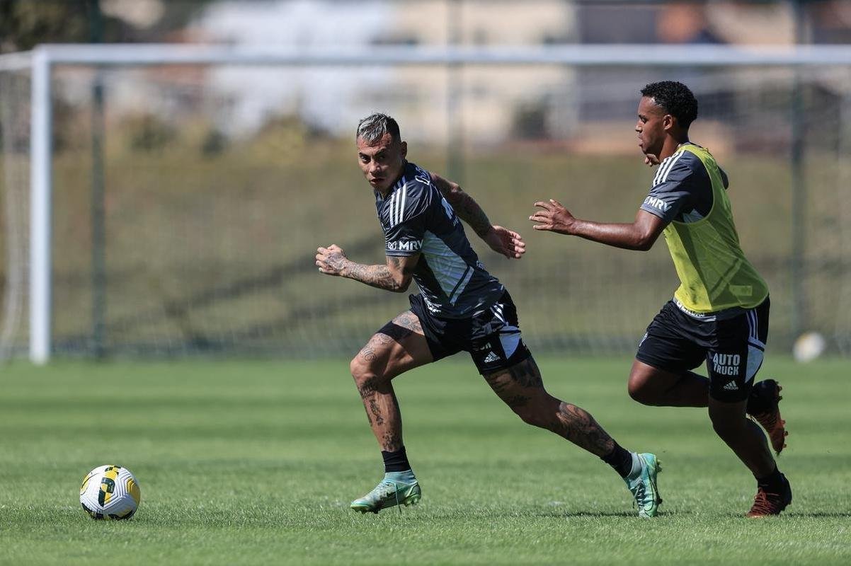 Nesta quinta-feira (28), o Atltico realizou o terceiro treino na Cidade do Galo aps o retorno de Cuca. Durante a atividade, o treinador conversou com o presidente do clube, Srgio Coelho.