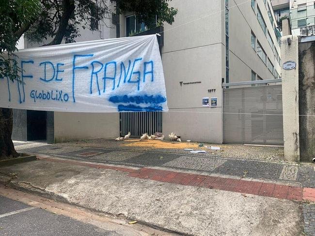 Torcedores levaram galinhas e milhos para a porta da FMF