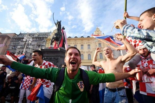 Reaes da torcida croata em Zagreb depois da perda do ttulo da Copa do Mundo para a Frana