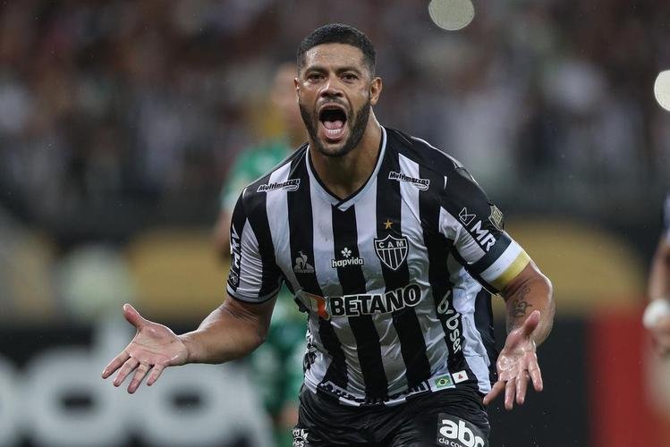 Hulk marcou os dois gols da vitria do Galo por 2 a 0: um de pnalti e outro em lindo chute no ngulo