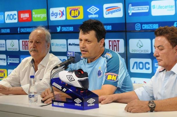 Fotos da apresentao de Adilson Batista como novo tcnico do Cruzeiro. Tcnico teve reunio com jogadores na Toca da Raposa II, falou com a imprensa e depois comandou seu primeiro treino