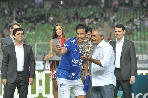 Entrega de medalhas e erguimento da taa: veja a festa do Cruzeiro com o bi do Mineiro