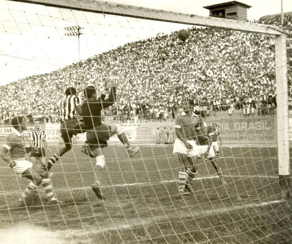 1958 - Exatamente no dia da abertura do Mundial da Sucia, em 8 de junho, o Atltico derrotou o Renascena por 3 a 0. O jogo, disputado no Independncia, valeu pelo Campeonato Mineiro. Em 29 de junho, mesmo dia em que o Brasil conquistava a Copa pela primeira vez, o time alvinegro enfrentava o Cruzeiro, tambm pelo Estadual. O resultado no Independncia? Triunfo sobre o maior rival por 5 a 2 - mesmo placar que Pel e companhia aplicaram sobre a Sucia na deciso.