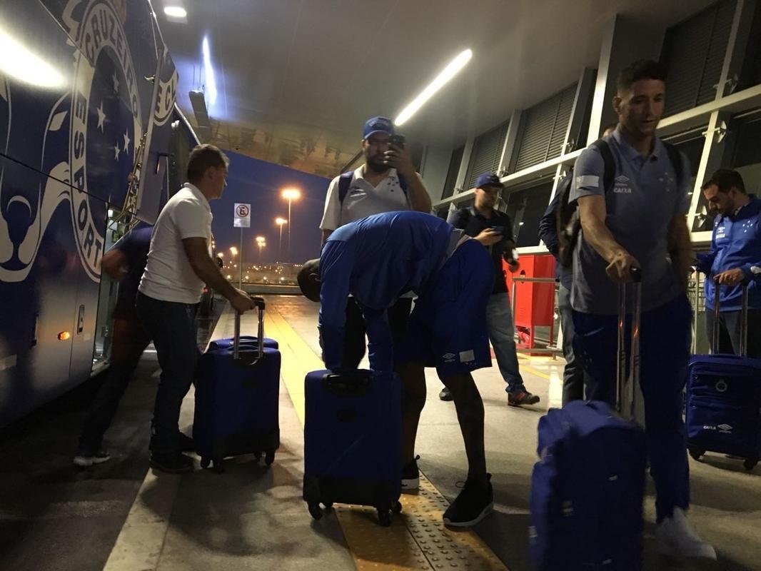 Delegao do Cruzeiro foi composta por 23 jogadores em viagem para Buenos Aires, na Argentina, local da partida de quarta, s 21h45, contra o Boca Juniors, pela Copa Libertadores. Meia uruguaio De Arrascaeta foi vetado e permaneceu em Belo Horizonte.