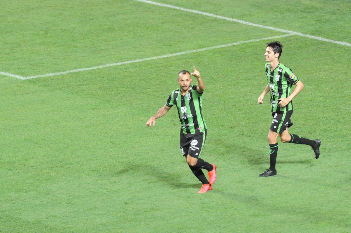 Rodolfo, de pnalti, marcou o terceiro gol do Amrica sobre a Ponte Preta