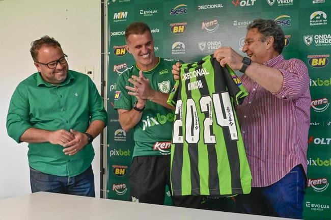 Fotos da renovao do Amrica com o tcnico Vagner Mancini nesta segunda-feira (26/9)