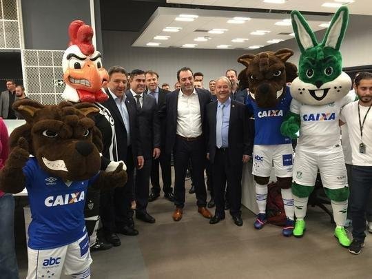 Presidentes e mascotes de Amrica, Atltico e Cruzeiro foram  fbrica da Fiat, em Betim, onde firmaram acordo comercial