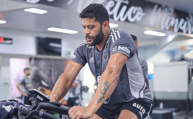 Hulk trabalha com a fisioterapia do Atltico