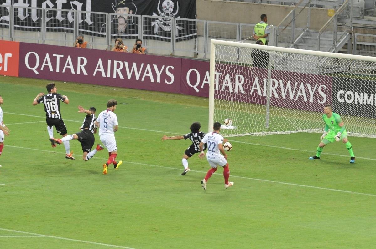Fotos do duelo entre Atltico e Cerro Porteo, no Mineiro, pelo Grupo E da Copa Libertadores
