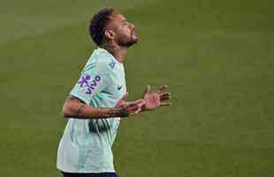 Neymar reza durante treino momentos antes do incio do Mundial