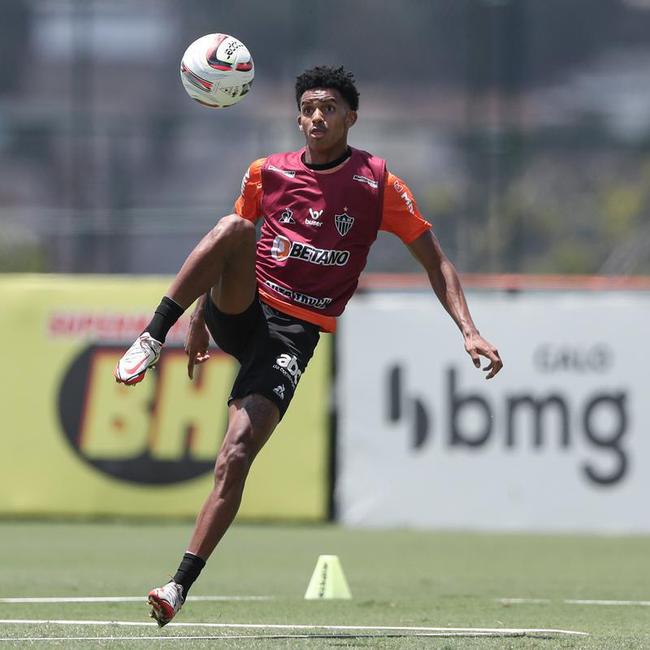 Com seriedade, mas tambm descontrao, o Atltico treinou sob sol forte na manh desta sexta-feira (21), na Cidade do Galo, em Vespasiano. Este foi o quinto dia de pr-temporada para o clube mineiro em 2022, sob o comando do tcnico argentino Antonio 'El Turco' Mohamed. Novas baixas, o volante Allan e o atacante Keno testaram positivo para COVID-19 e no participaram das atividades (ambos cumprem perodo de sete dias de isolamento social).