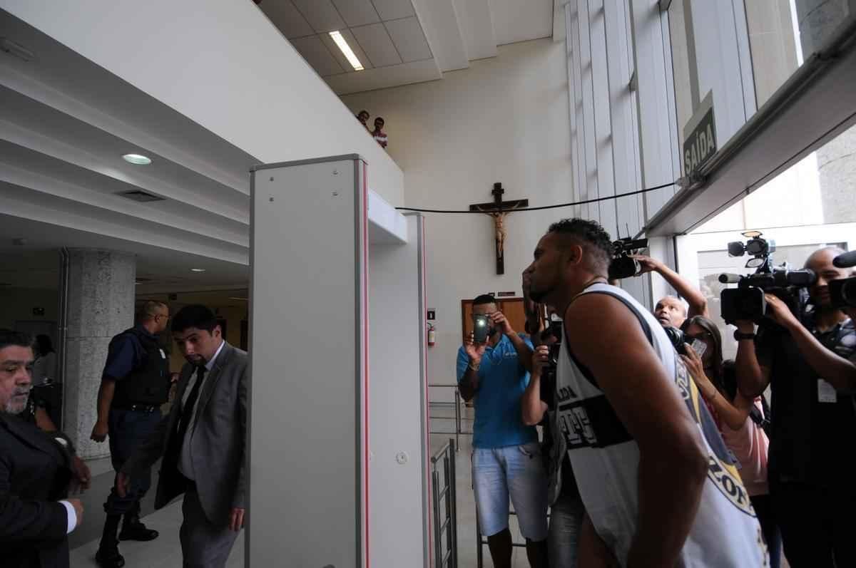 Vestido com camiseta da Galoucura Zona Norte, goleiro esteve nesta quinta-feira no Frum de Santa Luzia, na Regio Metropolitana de Belo Horizonte, para apresentar as garantias de sua liberdade