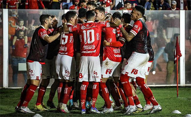 Vila Nova fez o dever de casa em jogo que terminou em confusão com técnico