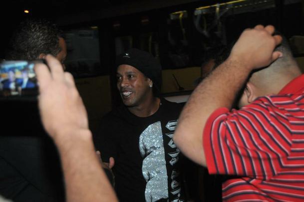 Ronaldinho chegou com duas horas de atraso  sede, onde recebeu homenagem do Atltico