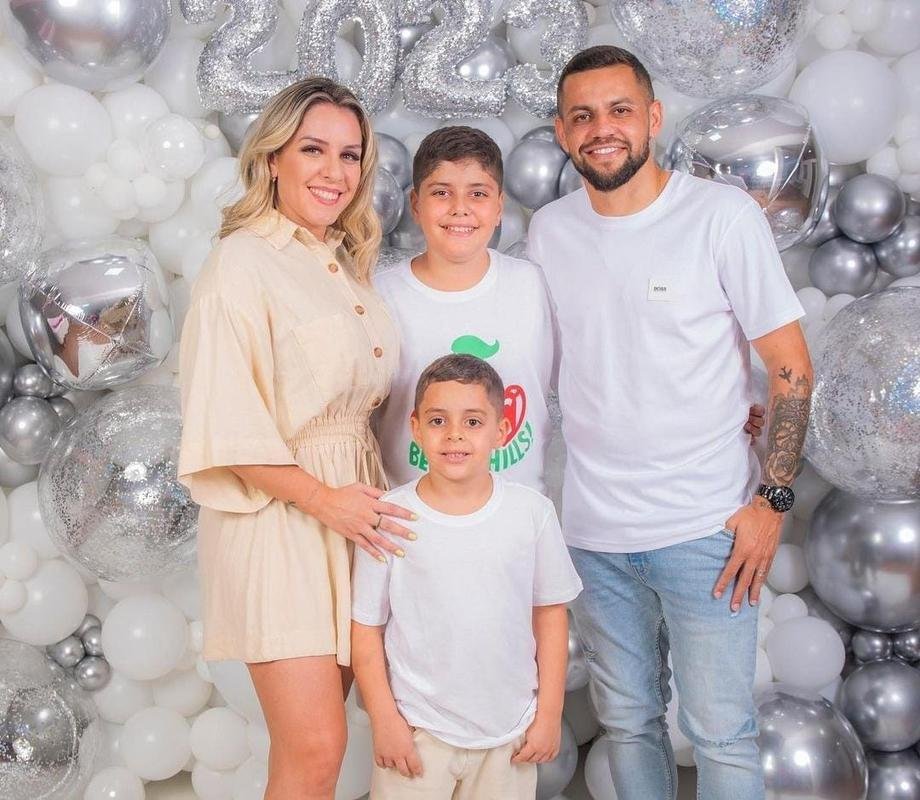 Atacante Felipe Azevedo e a fam�lia