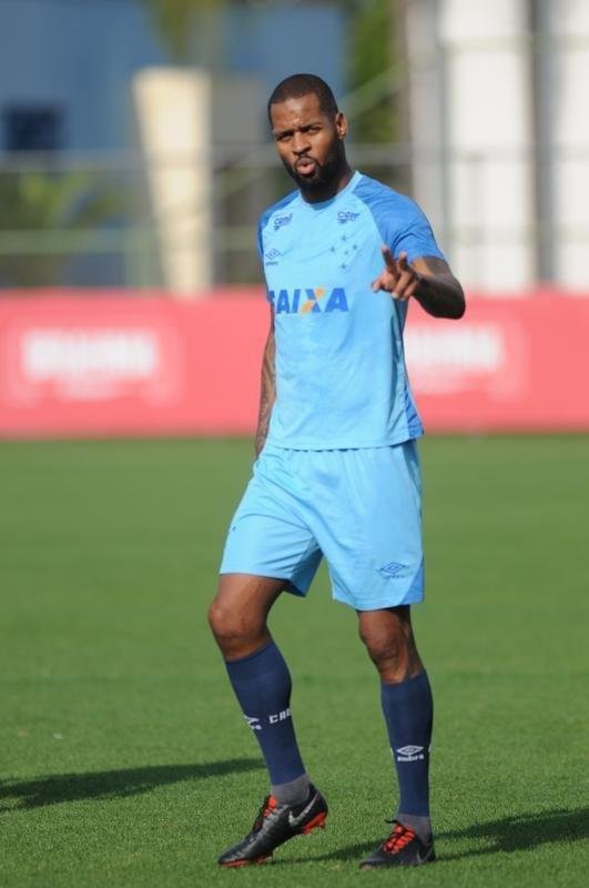 Mano Menezes voltou a fechar treino na Toca da Raposa II e permitiu imagens apenas do aquecimento. O certo  que o treinador voltar a contar com o Cruzeiro ideal diante do Boca Juniors, na quinta-feira, no Mineiro. Todos os atletas esto  disposio para duelo de volta das quartas de final da Libertadores