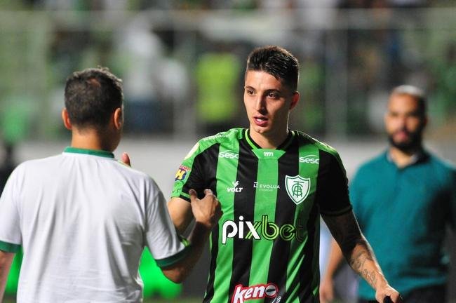 Jogadores e comiss�o t�cnica festejaram muito a vit�ria com a torcida no dia do anivers�rio de 110 anos do Am�rica