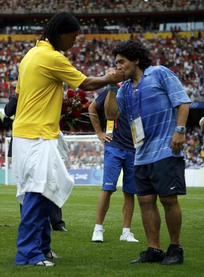 Grandes encontros de Maradona: astro argentino ao lado do brasileiro Ronaldinho Gacho, em 2008, durante os Jogos Olmpicos de Pequim