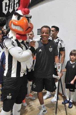 Jogo festivo e solidrio reuniu craques do futsal mineiro em BH