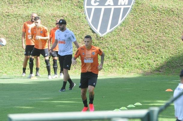 Treino do Atltico nesta segunda-feira, na Cidade do Galo, contou com a volta do meia  Juan Cazares. Direo no chegou a acordo para vend-lo a clube saudita. Tcnico Rafael Dudamel relacionou 23 jogadores para a viagem a Santa Fe, local da estreia na Sul-Americana, quinta-feira, contra o Unin-ARG. Jogador equatoriano ficou fora da lista.
