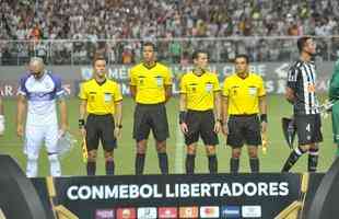 Lances do primeiro tempo do duelo entre Atltico e Defensor, pela terceira fase da Copa Libertadores