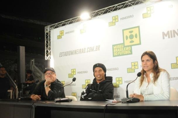 Ronaldinho Gacho lanou nesta tera-feira, no Mineiro, a exposio 'Fragmentos de um gacho', do artista Camaleo; astro ainda entrou para a Calada da Fama do estdio, em Belo Horizonte.