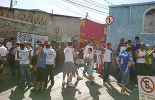 Torcedores do Cruzeiro na chegada ao Independncia (Rua Ismnia Tunes, no Horto)