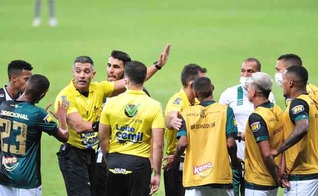 Felipe Fernandes de Lima no foi ao monitor checar um possvel pnalti para o Amrica no fim do jogo