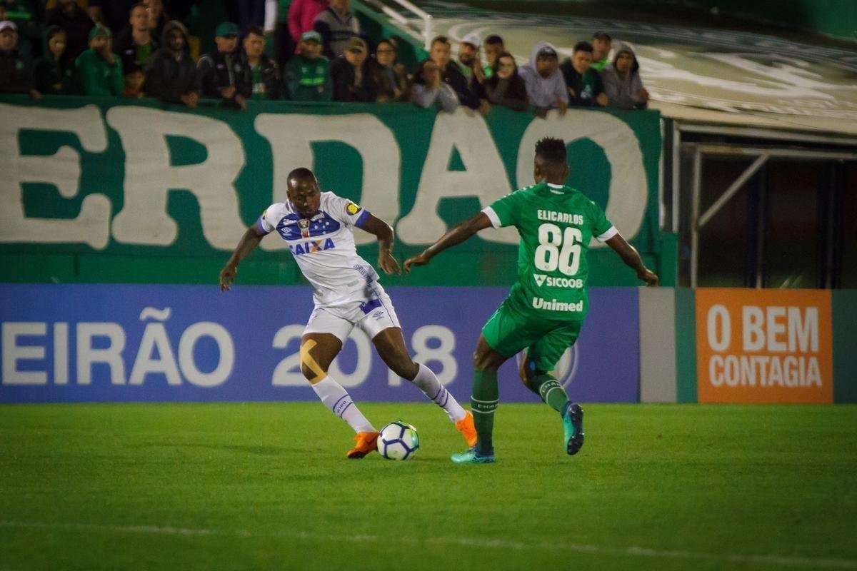 Cruzeiro perde para Chapecoense em jogo que teve atraso por causa de pane em refletores