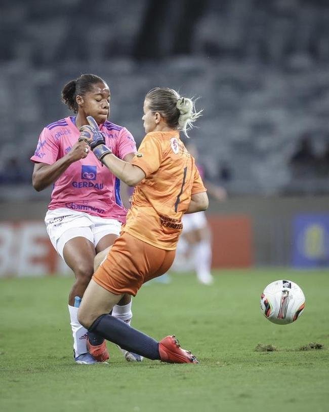 Em preliminar de Cruzeiro x Ituano pela Srie B, o time feminino da Raposa, conhecido como Cabulosas, goleou o Araguari por 8 a 0 pela terceira rodada do Campeonato Mineiro Feminino. Equipe cruzeirense estreou o uniforme rosa, confeccionado pela Adidas em homenagem  campanha Outubro Rosa, de conscientizao contra o cncer de mama