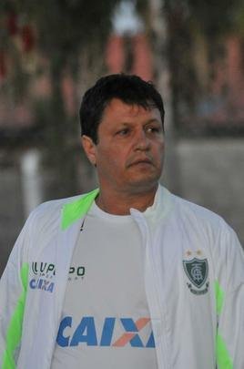 Presidente Marcus Salum apresentou Adilson Batista como novo tcnico do Amrica