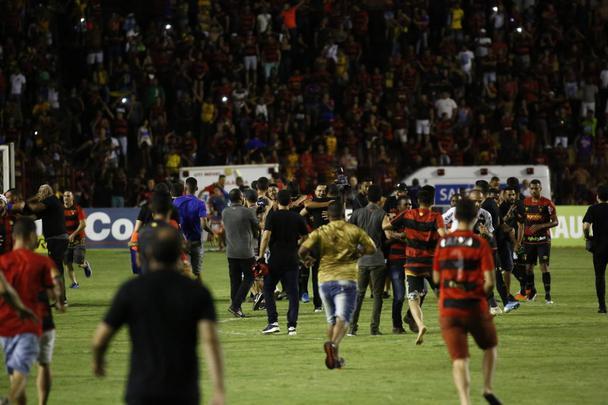 Com a conquista do acesso, a torcida do Sport extravasou e fez a festa no gramado da Ilha do Retiro